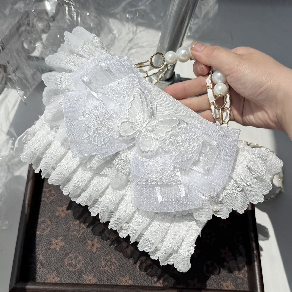 Phone Accessories Design - حقائب كروس بودي بيضاء على طراز